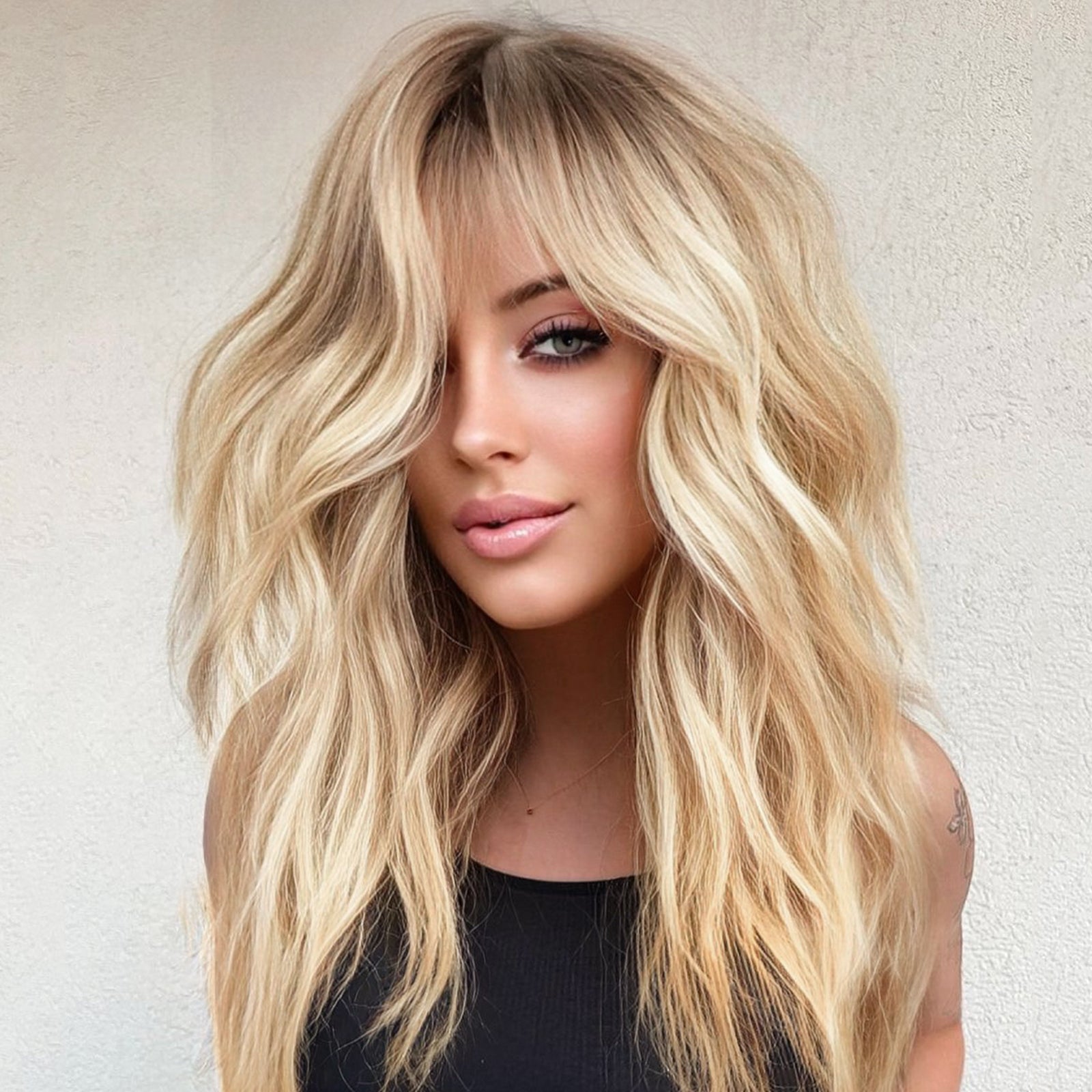 KOME Ombre Blonde Wig with Bangs,Blonde Highlight Wavy Wigs for Women,Shoulder Length Curly Synthetic Hair Wig for Party Daily Use 18IN